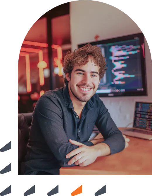 Desenvolvedor sorridente utilizando as APIs da Efí