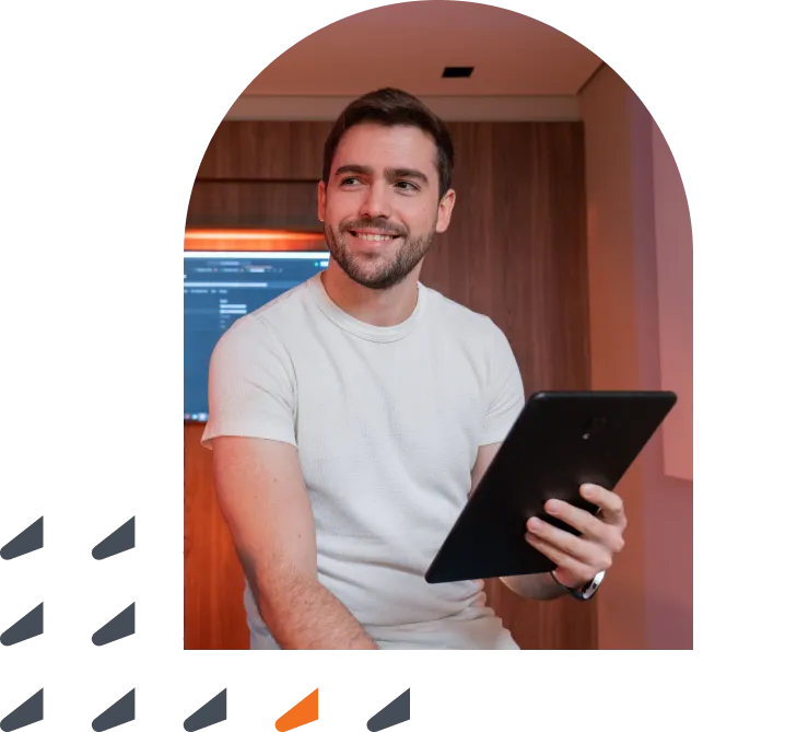 Desenvolvedor do Efí Bank utilizando um notebook