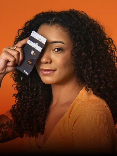 Pessoa segurando tipos de cartões do Efí Bank