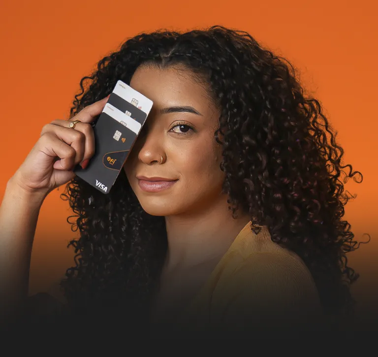 Pessoa segurando tipos de cartões do Efí Bank