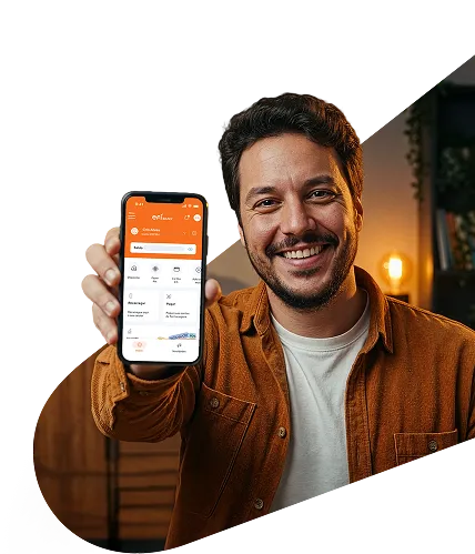 Pessoa segurando smartphone exibindo a tela da Conta Digital Efí Bank