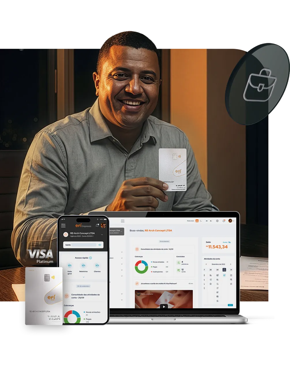 Homem sentado sorrindo