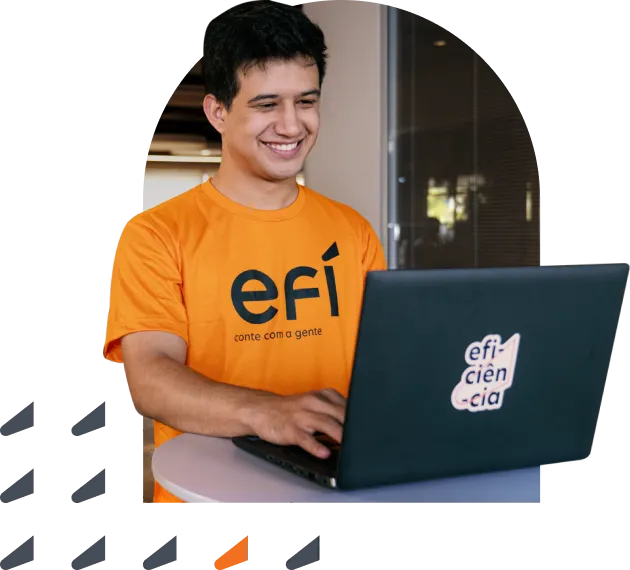 Funcionário do Efí Bank utilizando um notebook