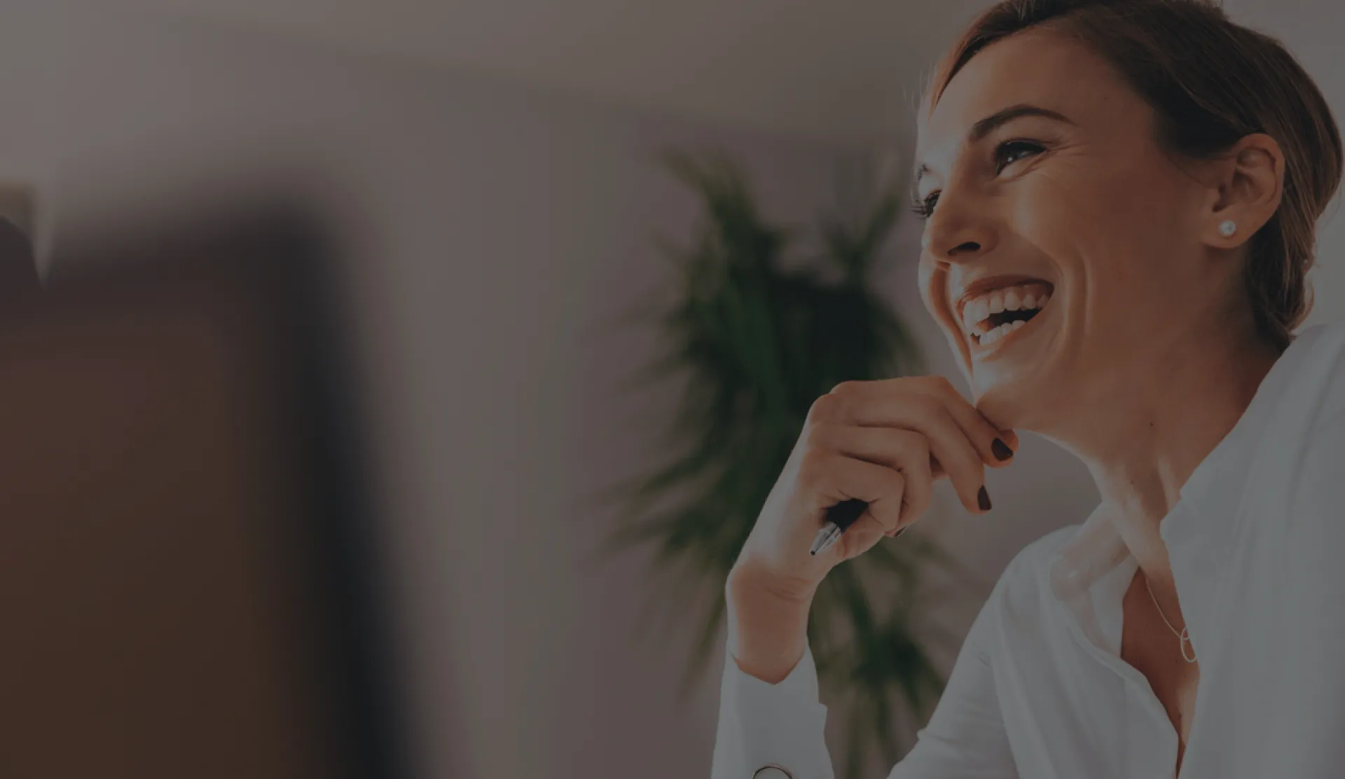 Usuária pensando nas soluções do Efí Bank