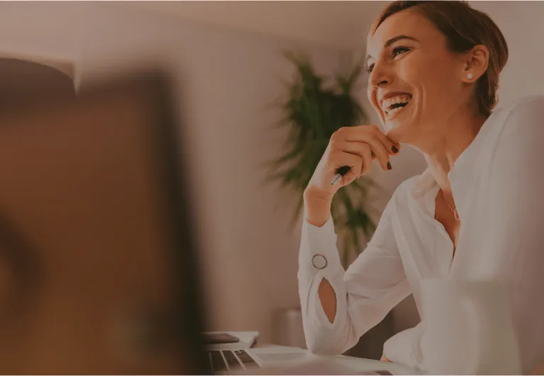 Usuária pensando nas soluções do Efí Bank