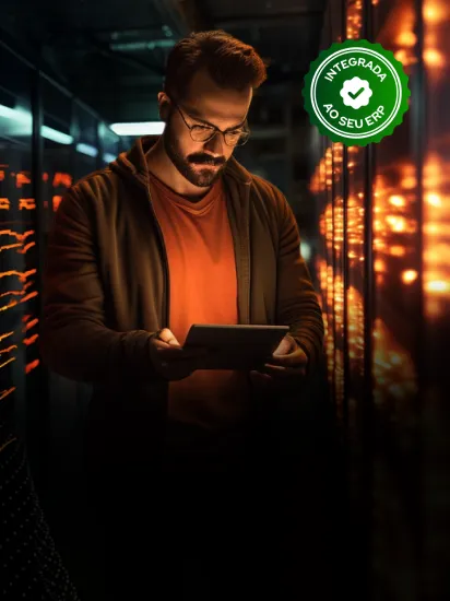 Homem em sala de servidores representando o dono de provedor de internet. Ao lado, um selo com mensagem “Integrada ao seu ERP”, se referindo ao sistema de pagamento do Efí.